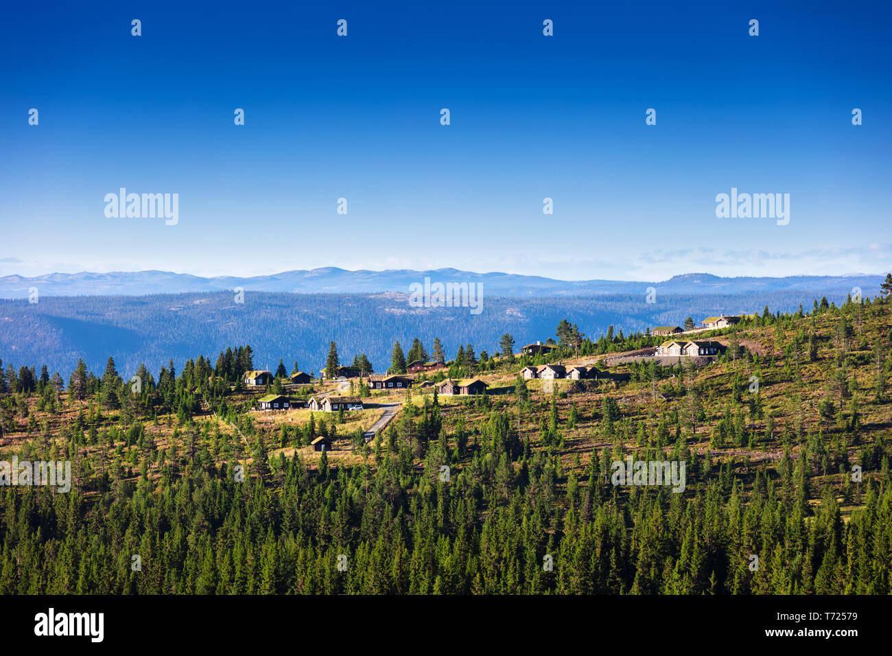 Piccolo villaggio in Norvegia montagne Foto Stock