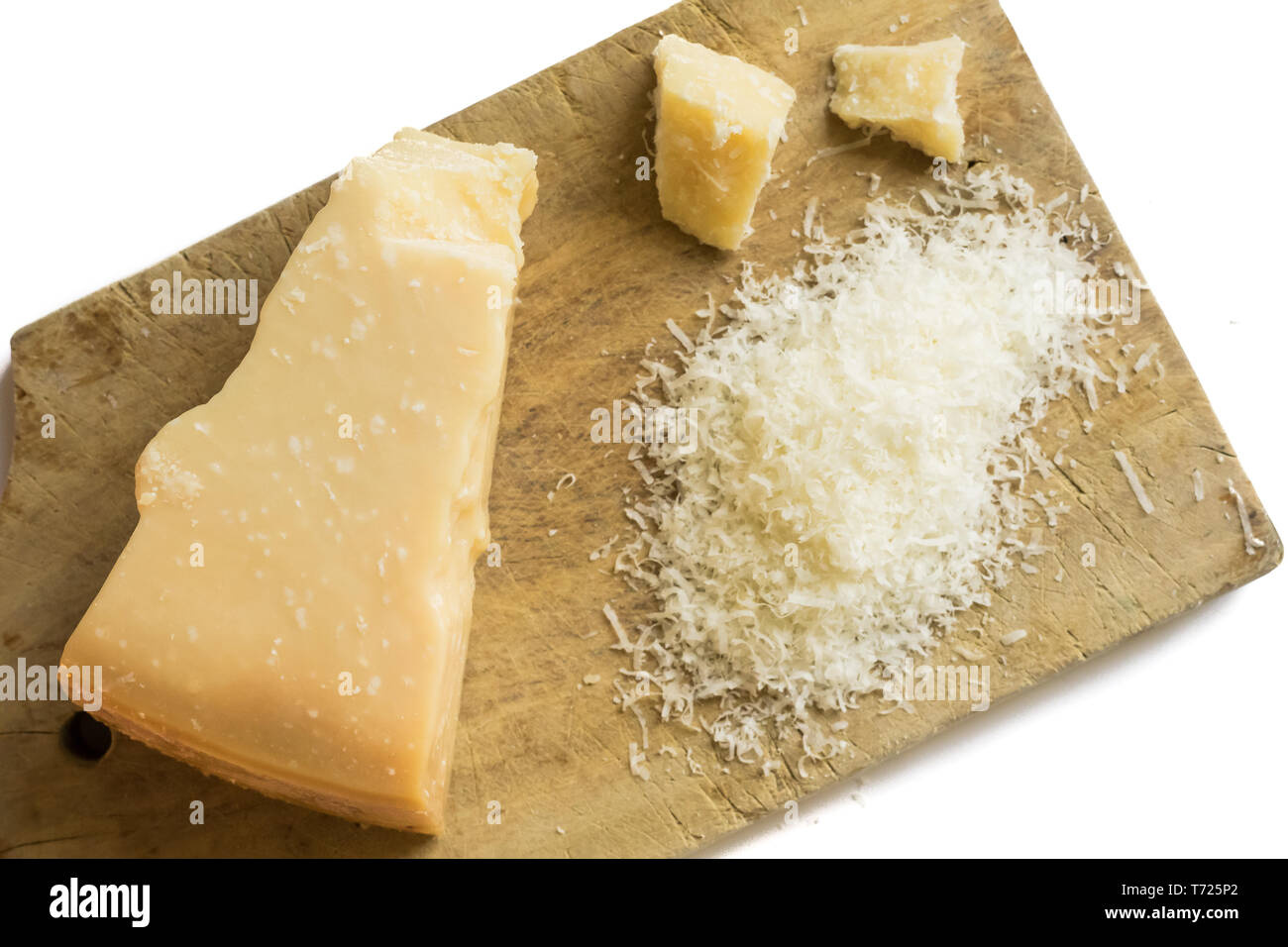 Parmigiano grattugiato su sfondo bianco su una tavola di legno, il cibo italiano. Foto Stock