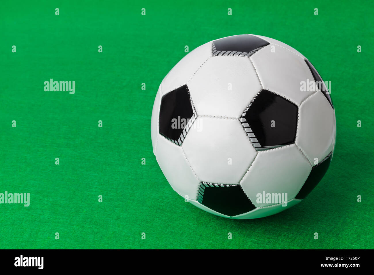 Pallone da calcio sul campo di calcio Foto Stock