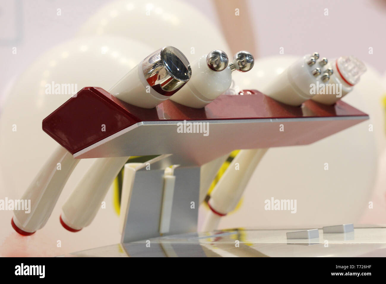 Apparecchiatura di aquapiling e terapia complessa. Pulizia profonda, idratanti e nutrienti con l ausilio delle più moderne tecnologie. Foto Stock