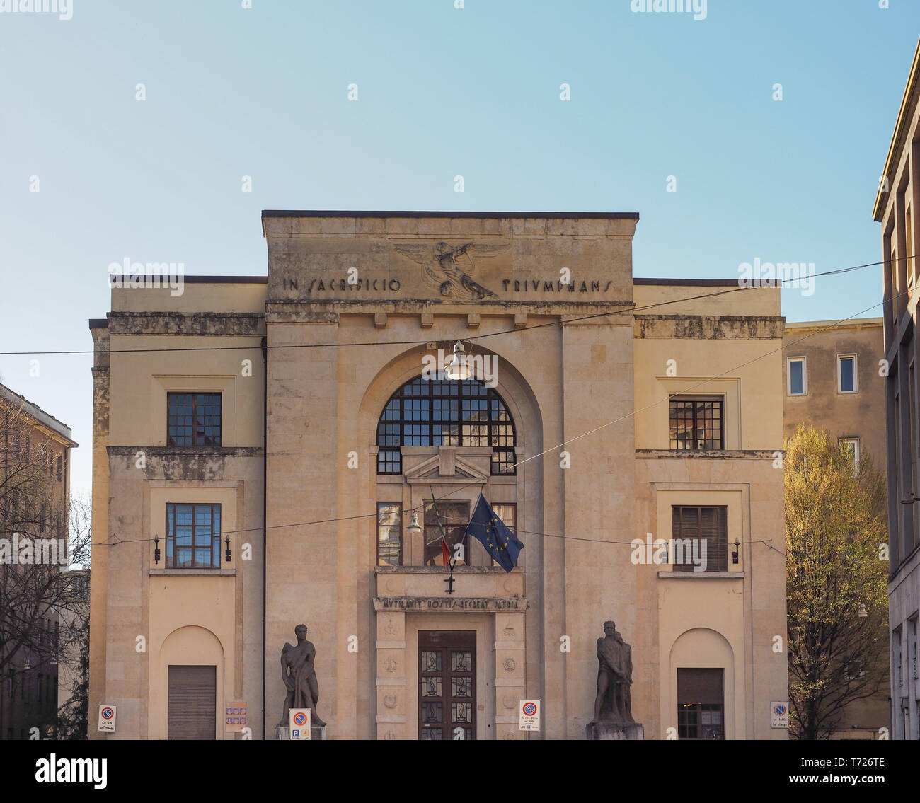 VERONA, Italia - CIRCA NEL MARZO 2019: Palazzo dei Mutilati (Casa dei Mutilati). In sacrificio mezzi triumphans trionfante nel sacrificio Foto Stock