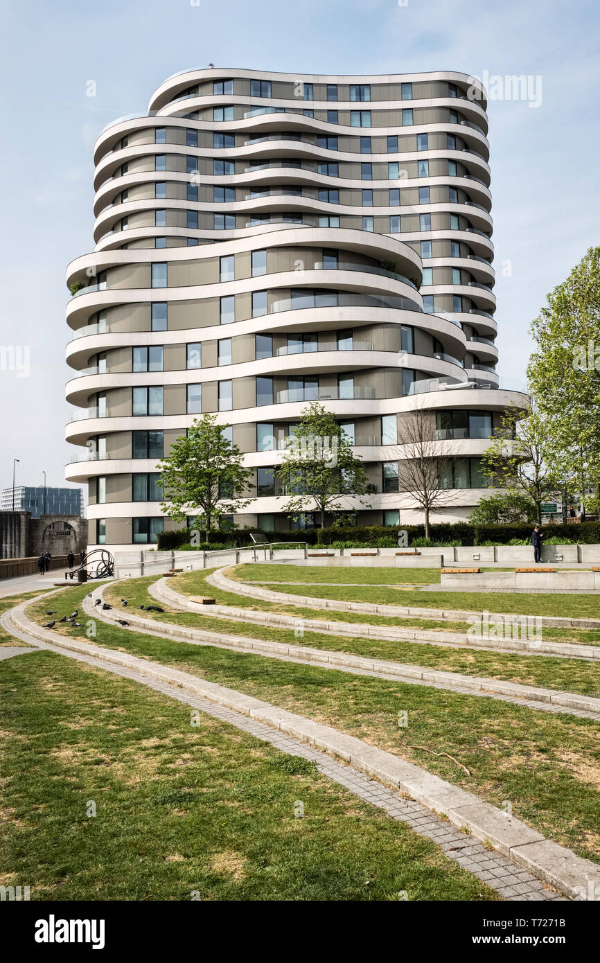 Riverwalk, un lusso sviluppo residenziale nelle vicinanze del Vauxhall Bridge, sulla sponda nord del fiume Tamigi a Millbank, Westminster, London, Regno Unito. Foto Stock