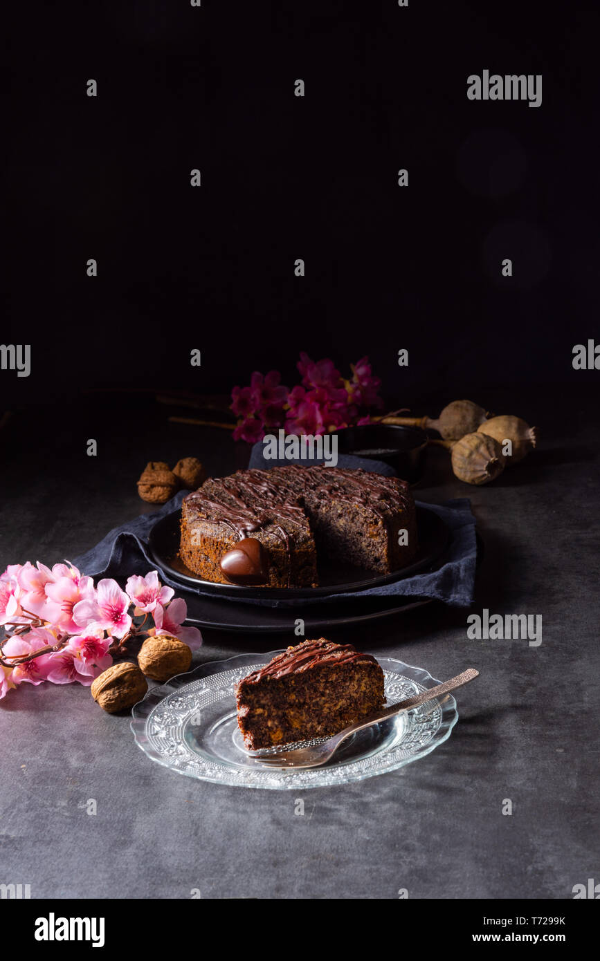 Succoso e semi di papavero torta di mele e la glassa al cioccolato Foto Stock