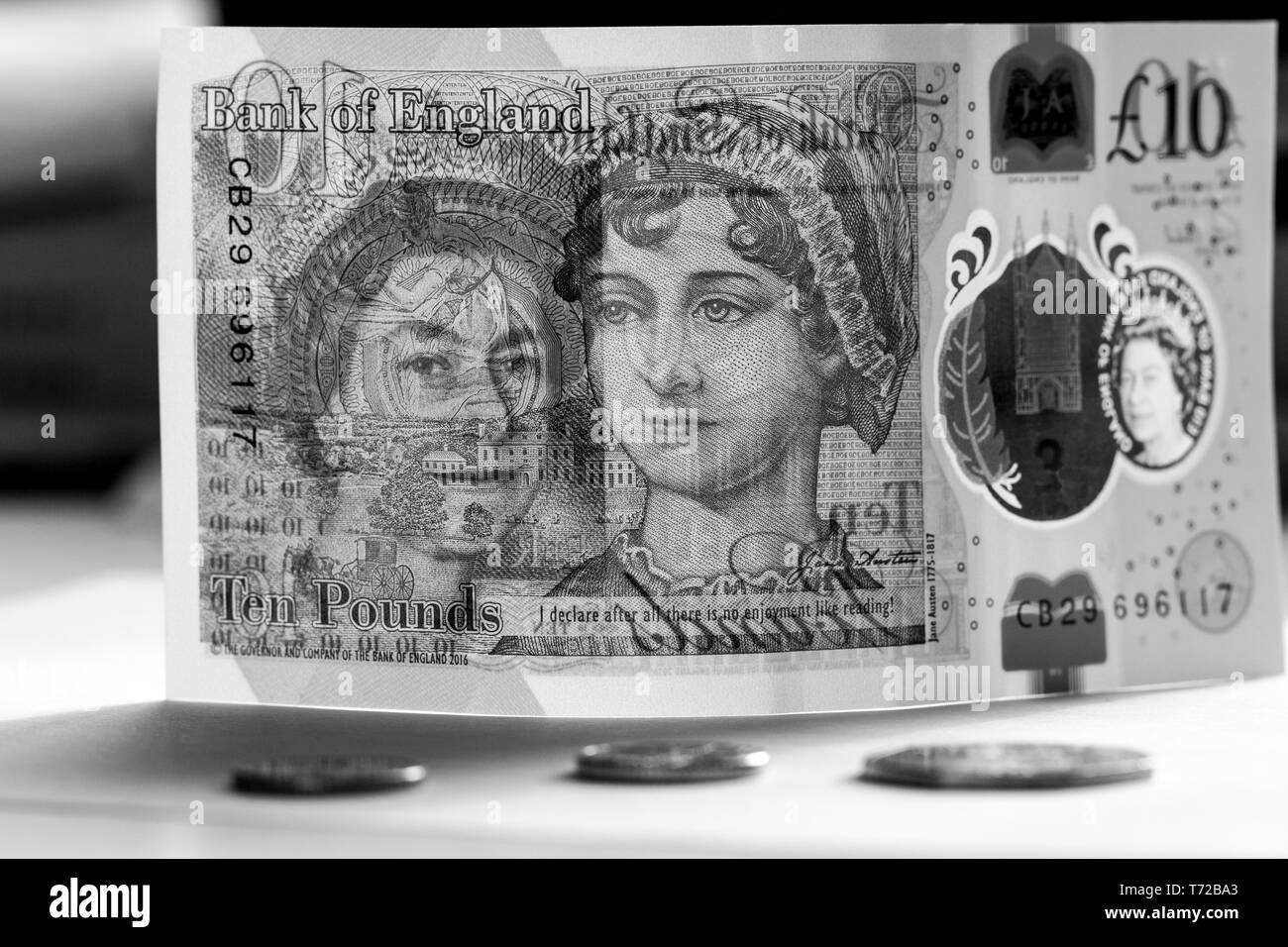 Close-up foto di un pezzo di nuovo £10 di banconote e di monete obolo. Dieci sterline ritratto con la regina Elisabetta II Foto Stock