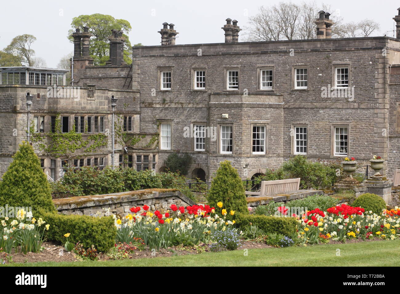 Tissington hall giardini in primavera, nei pressi di Ashbourne nel Parco Nazionale di Peak District, Derbyshire,l'Inghilterra, Regno Unito Foto Stock