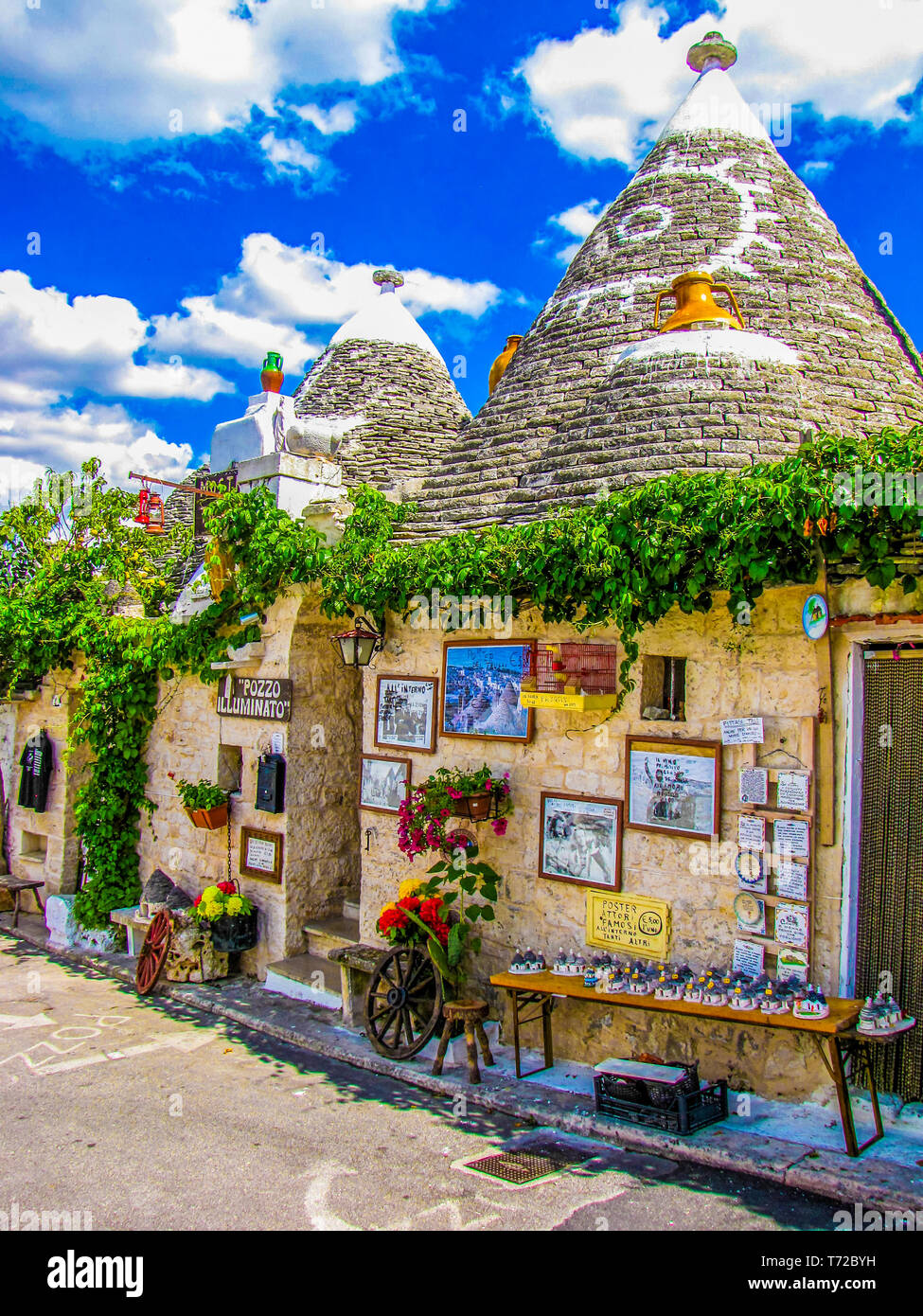 Pittoresca strada in Alberobello, Puglia, Italia Foto Stock