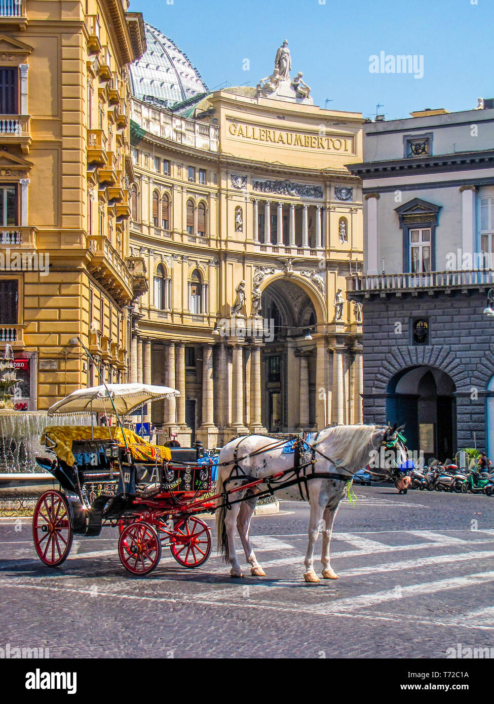 Napoli, Italia - 17 agosto 2011: carrozza davanti alla Galleria Umberto I. Foto Stock