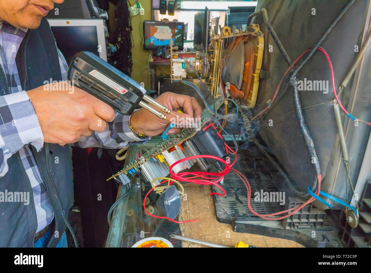 Riparazione con saldature stagno di i monitor con tubo a raggi catodici Foto Stock