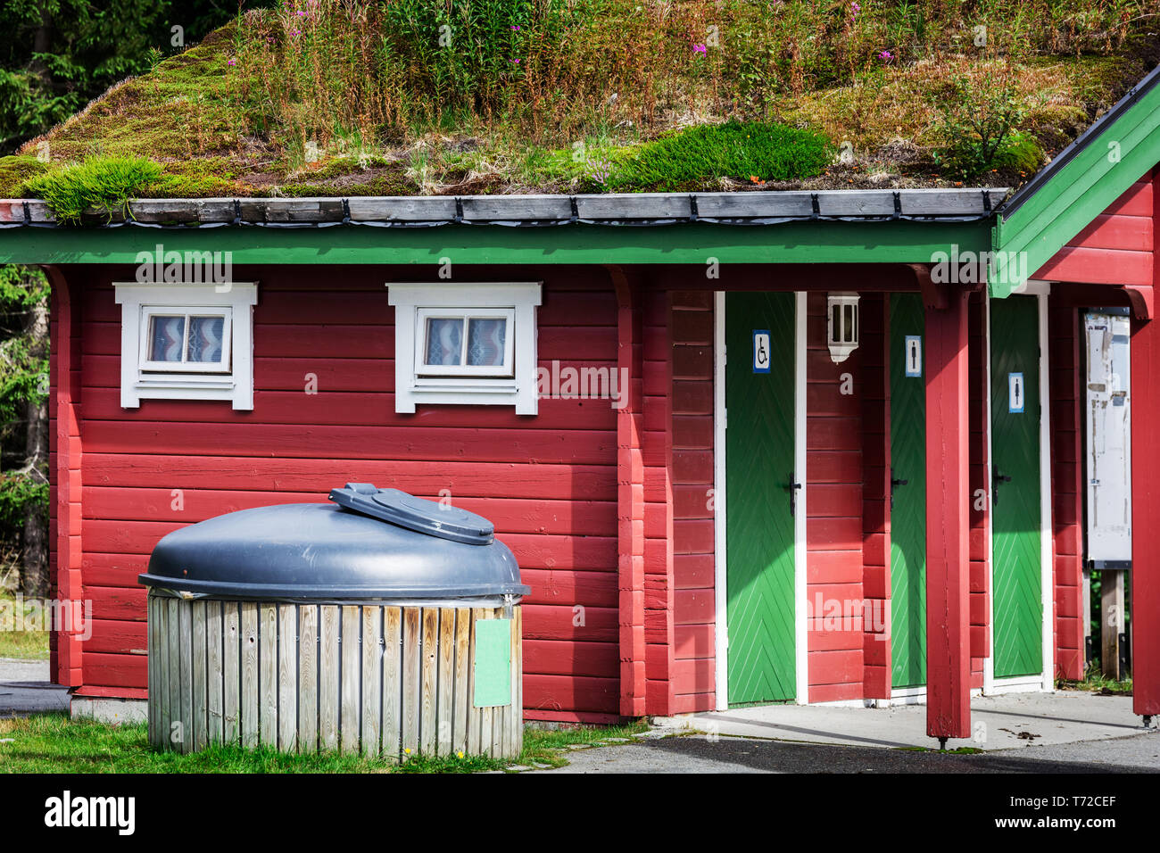 Servizi igienici con le porte chiuse in area rurale della Norvegia Foto Stock