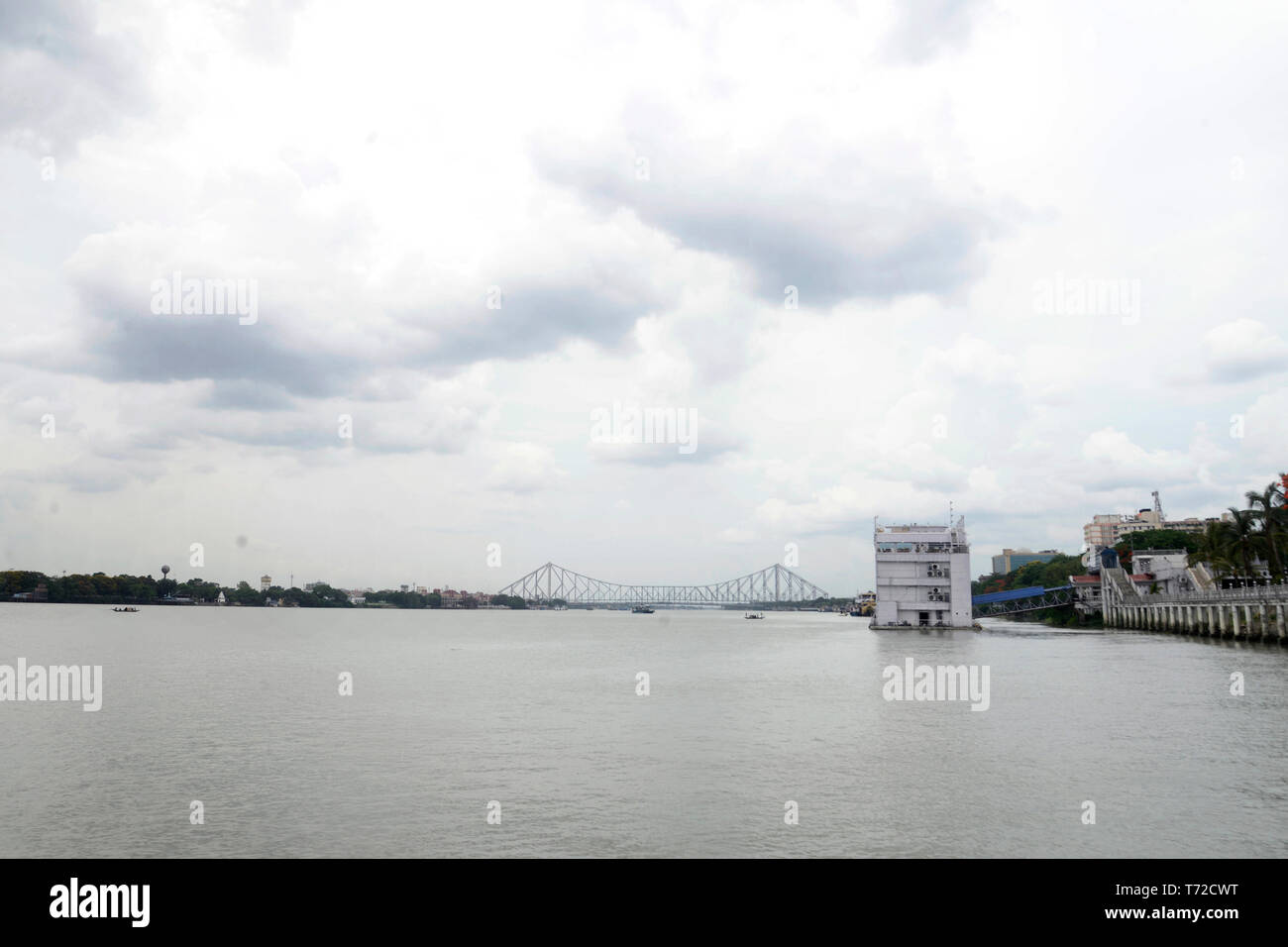 Kolkata, India. 02Maggio, 2019. Cielo nuvoloso dovuta al ciclone Fani che probabile approdo a domani vicino a Puri. Credito: Saikat Paolo/Pacific Press/Alamy Live News Foto Stock