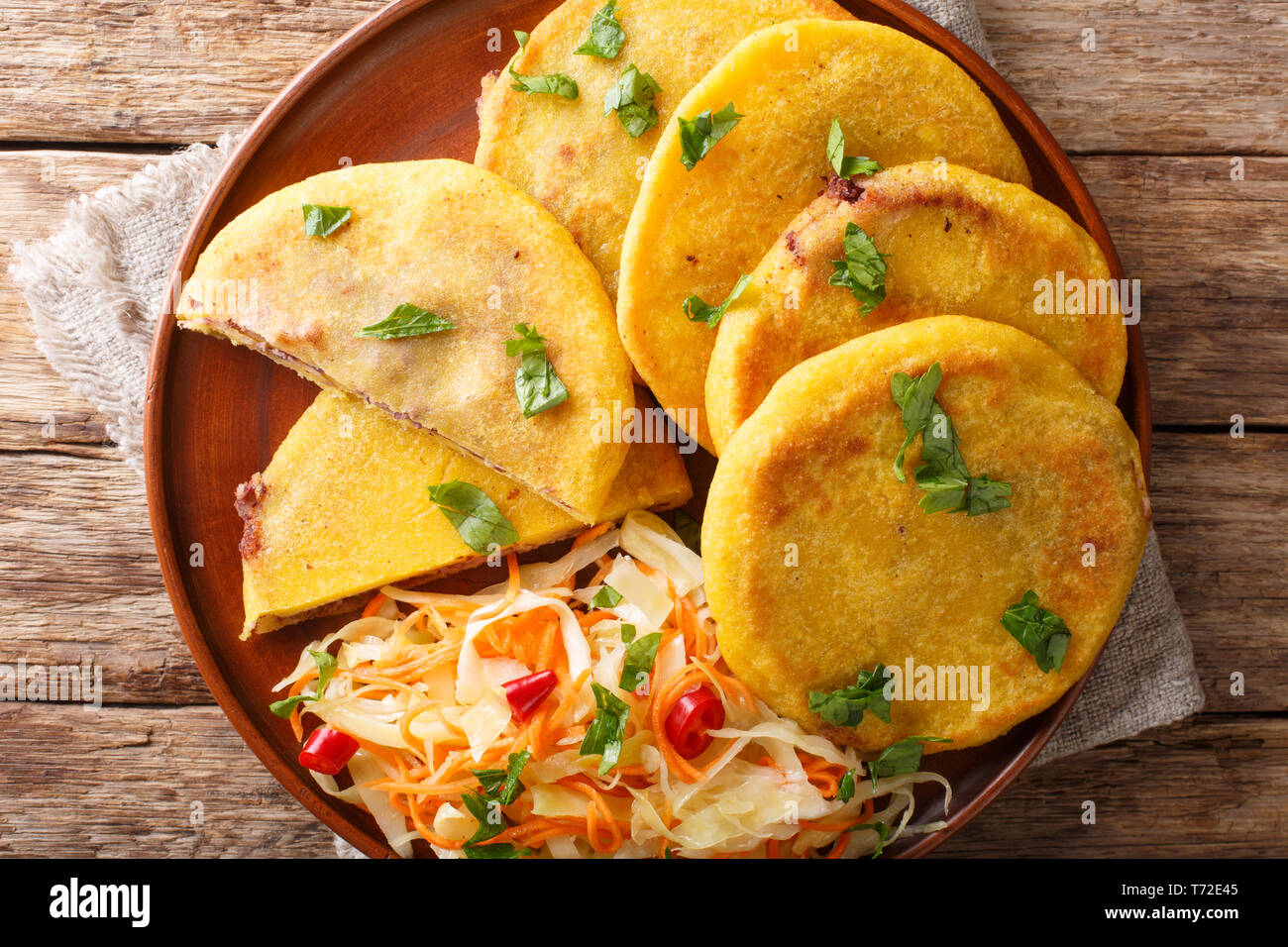 Tradizione latina American pupusas servita con curtido closeup su una piastra sul tavolo. Parte superiore orizzontale vista da sopra Foto Stock