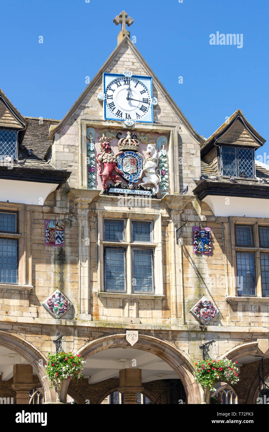 Stemma reale sulla facciata del XVII secolo la Guildhall (Butter Cross), Cathedral Square, Peterborough, Cambridgeshire, Inghilterra, Regno Unito Foto Stock