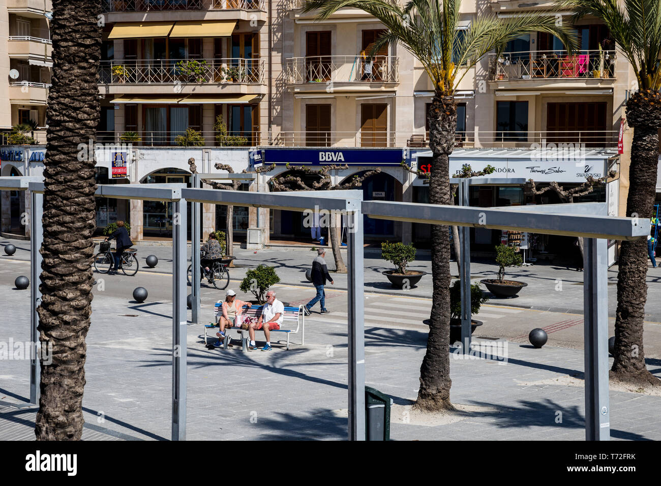 Persone chat su un banco in Port d'Alcudia, Mallorca, Spagna. Foto Stock