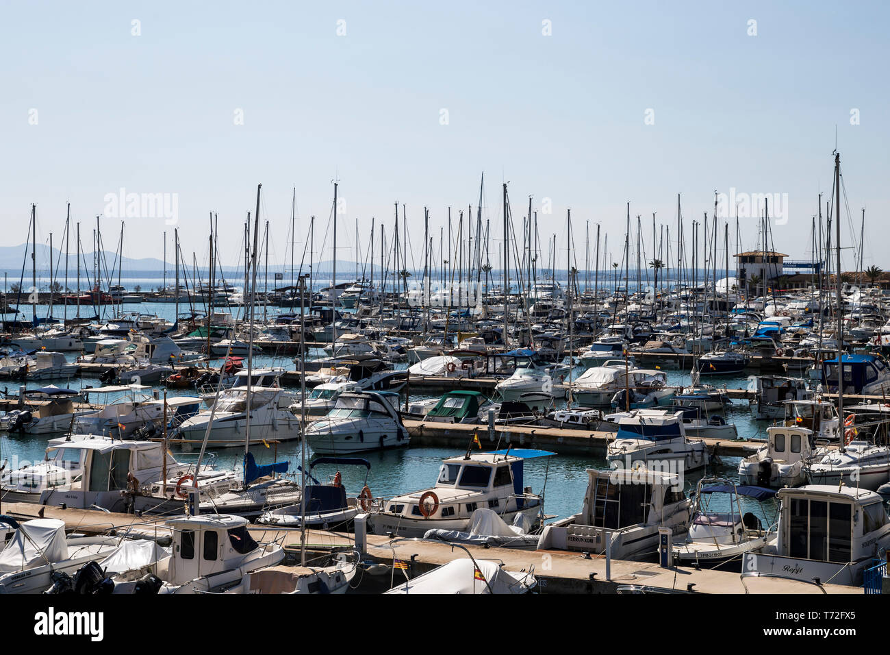 Barche nel porto di Port d'Alcudia, Mallorca, Spagna. Foto Stock