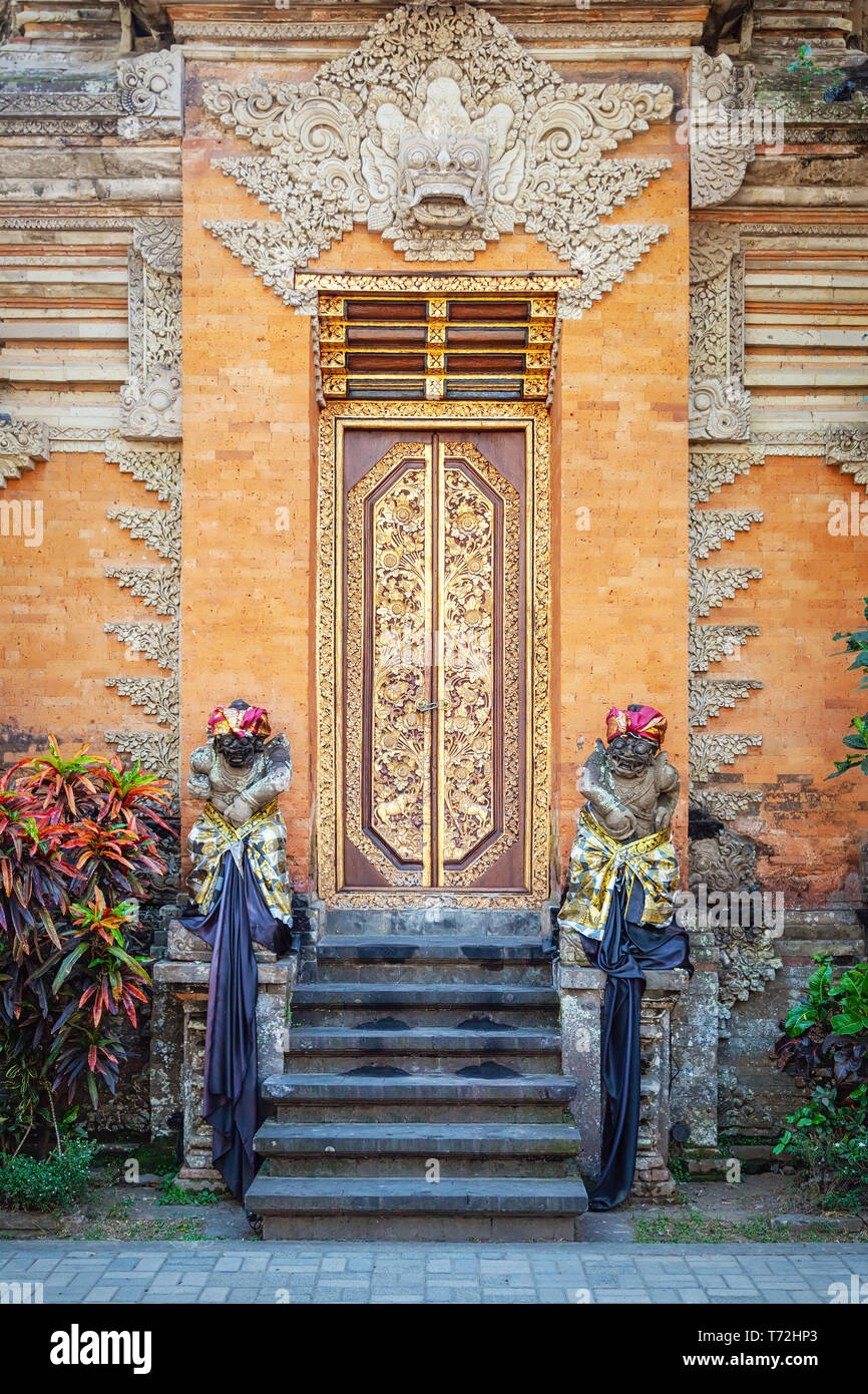 Porta del tempio con le statue in Bali Indonesia Foto Stock