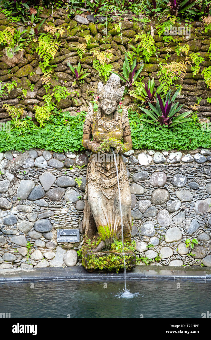Antica pietra fontana figurale su un laghetto, Bali Foto Stock