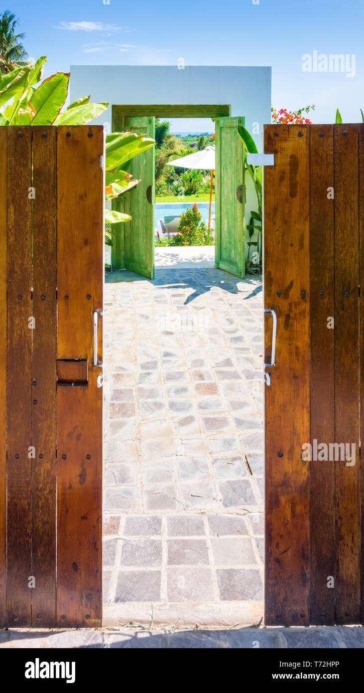 Porta con piscina in Bali Indonesia Foto Stock