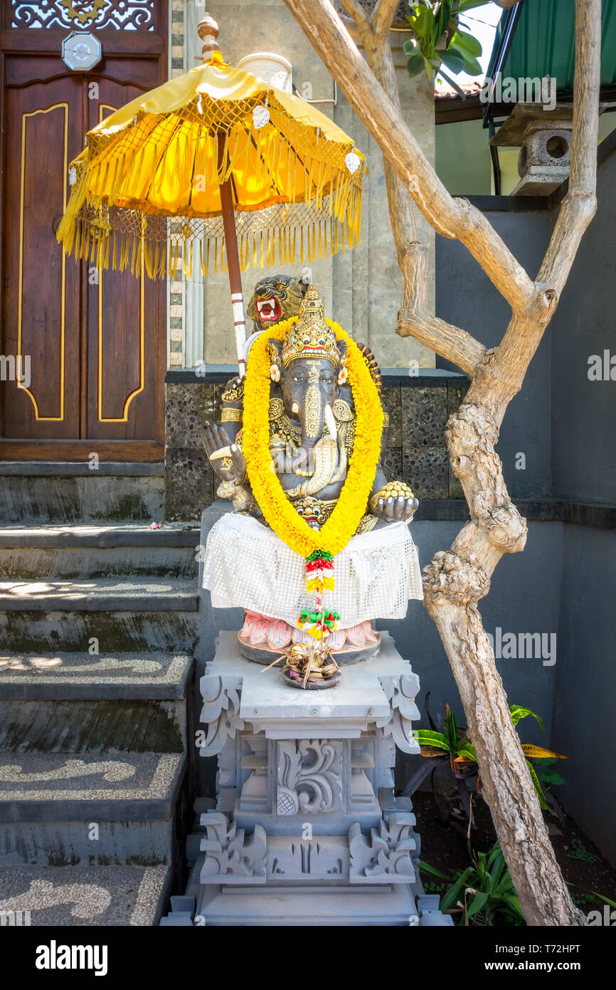 Ghirlanda di fiori d'oro avvolti intorno a Ganesha Foto Stock