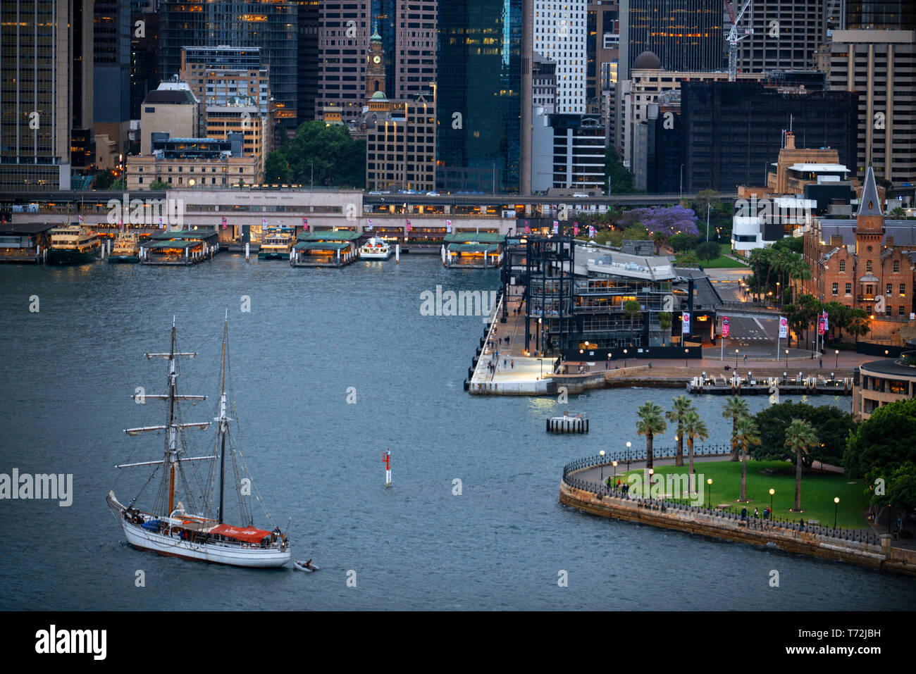 Barca a vela e Circular Quay principale terminale dei traghetti nel centro cittadino di Sydney New South Wales AUSTRALIA Foto Stock