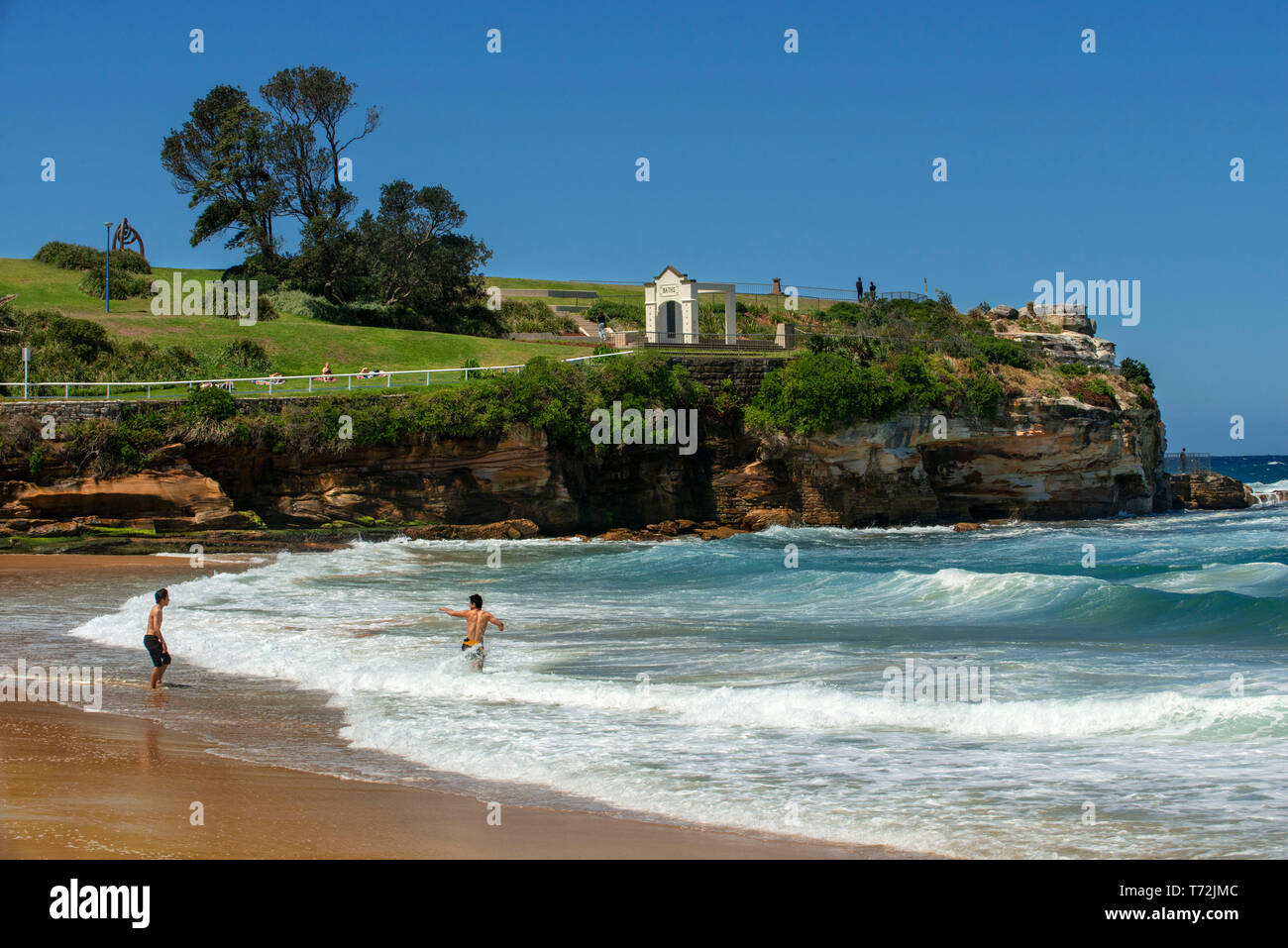 La spiaggia di Bondi a Coogee a piedi è una passeggiata costiera a Sydney nel Nuovo Galles del Sud, Australia. Persone in Coogee Beach delfini Punto e Giles Terme Foto Stock