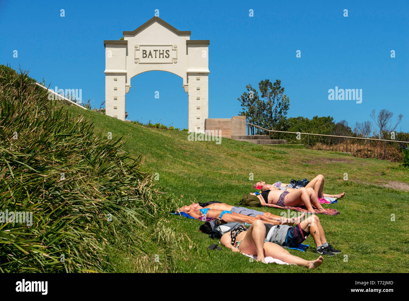 La spiaggia di Bondi a Coogee a piedi è una passeggiata costiera a Sydney nel Nuovo Galles del Sud, Australia. Prendere il sole nella spiaggia di Coogee delfini Punto e Giles Terme Foto Stock