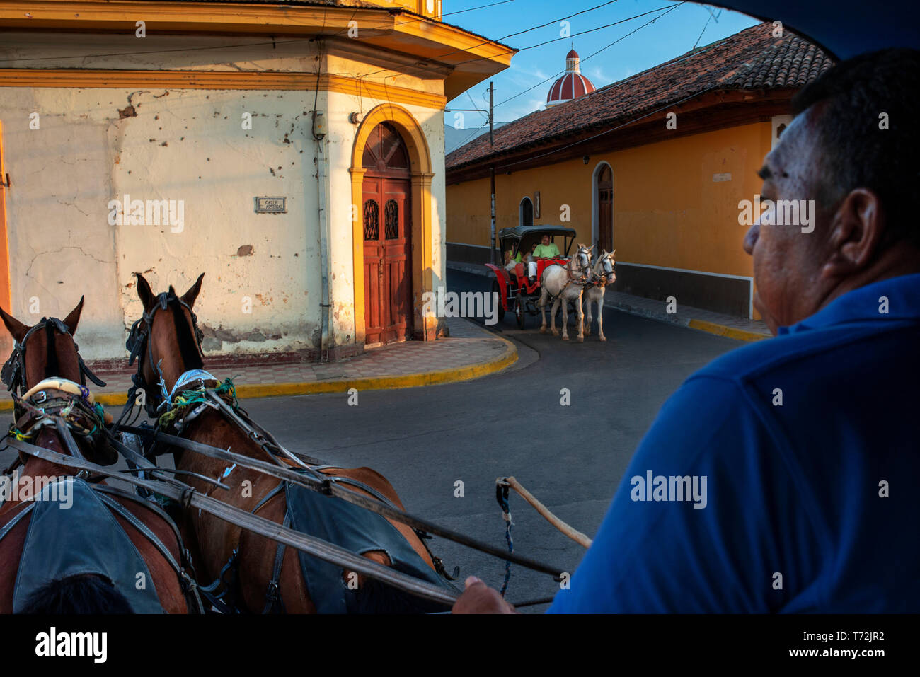 Carrozze trainate da cavalli accanto al parco centrale la piazza principale in stile coloniale spagnolo della città di Granada Nicaragua america centrale Foto Stock