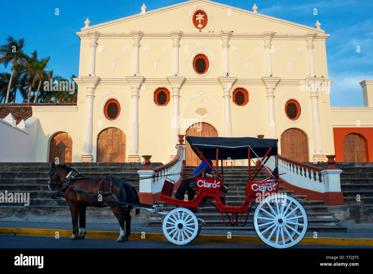 Carrozze trainate da cavalli accanto a La Merced chiesa in stile coloniale spagnolo della città di Granada Nicaragua america centrale Foto Stock