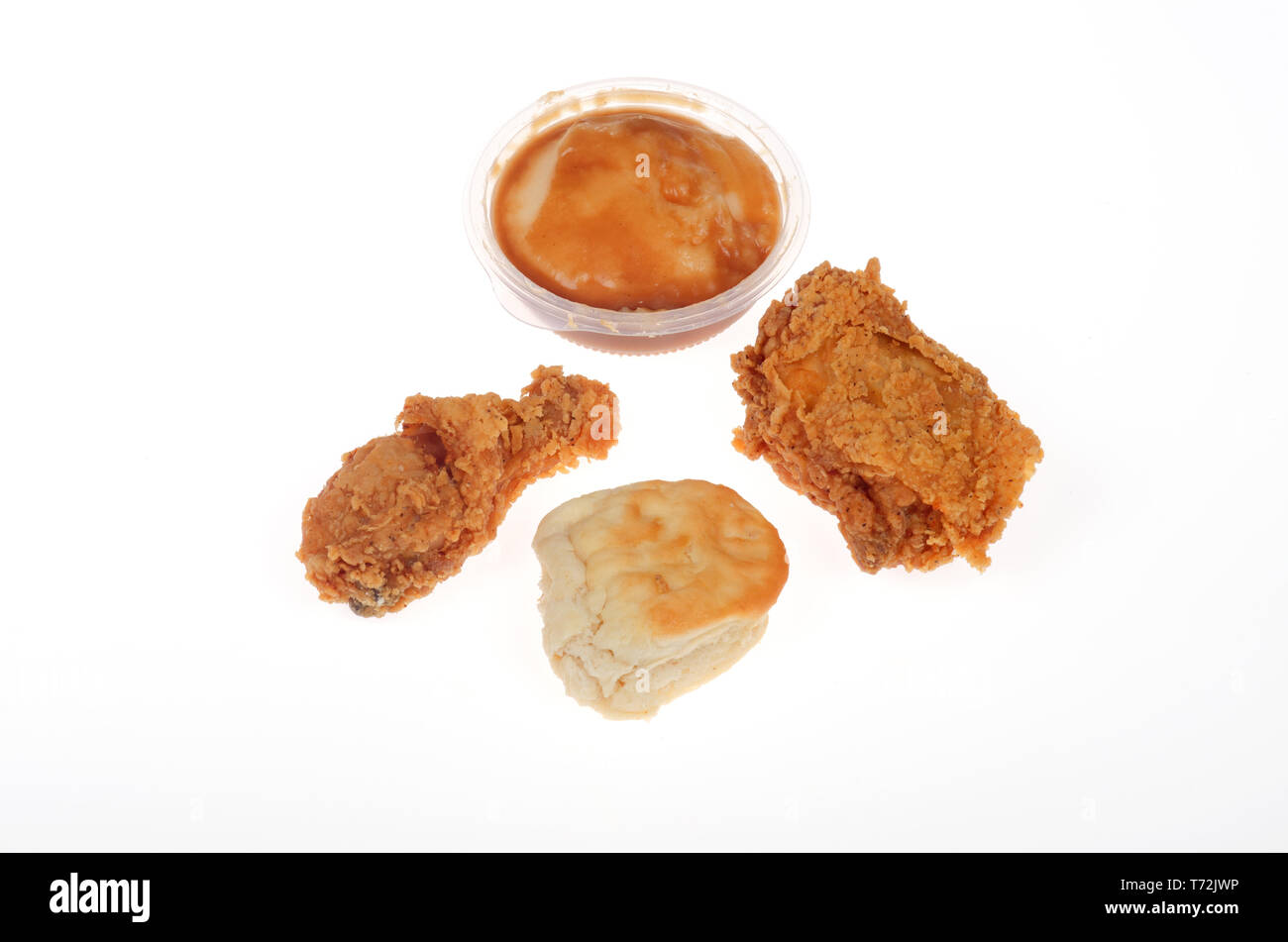 KFC 2 pezzi profondo fritto di pollo, coscia e coscia, con un biscotto e purè di patate e salsa Foto Stock