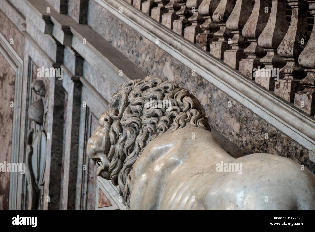 Uno dei due leoni di marmo statue sorge presso lo Scalone monumentale della "Reggia di Caserta'. La scala è un capolavoro e divenne un modello di ruolo per TH Foto Stock