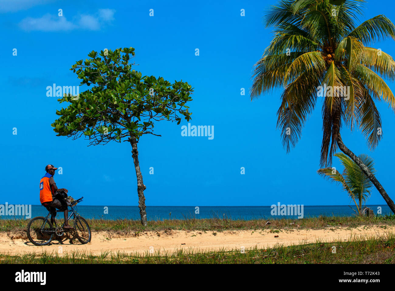 La popolazione locale con una bicicletta accanto alla spiaggia, Corn Island, il Mare dei Caraibi, Nicaragua, America Centrale, America. Foto Stock