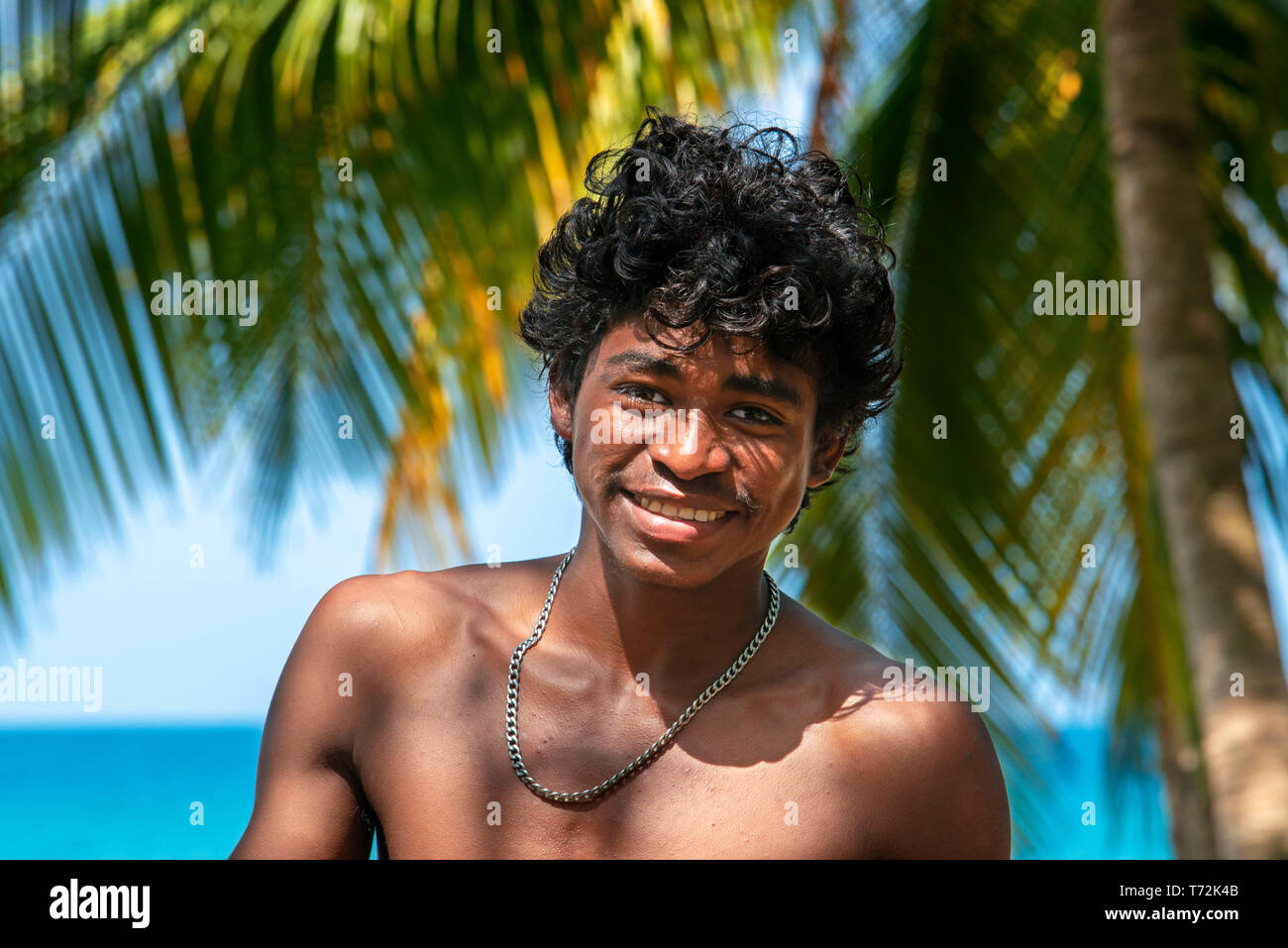 La popolazione locale accanto alla spiaggia, Corn Island, il Mare dei Caraibi, Nicaragua, America Centrale, America. Foto Stock