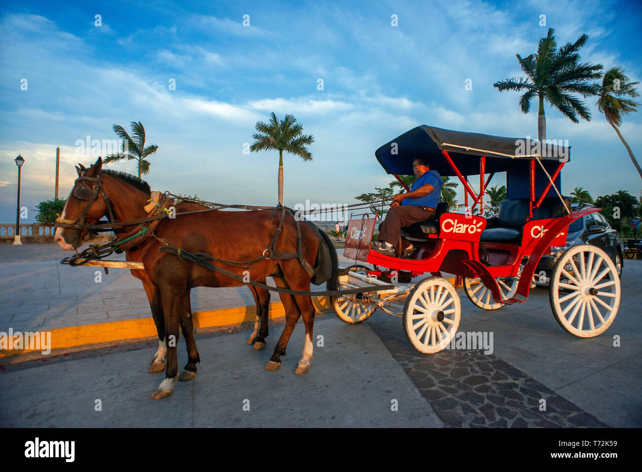 Carrozze trainate da cavalli accanto al lago Cocibolca spagnole nelle città Coloniale di Granada Nicaragua america centrale Foto Stock