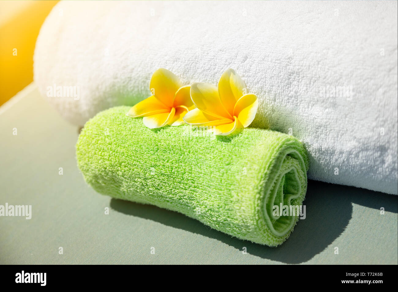 Piuttosto giallo plumeria fiori su asciugamani Foto Stock
