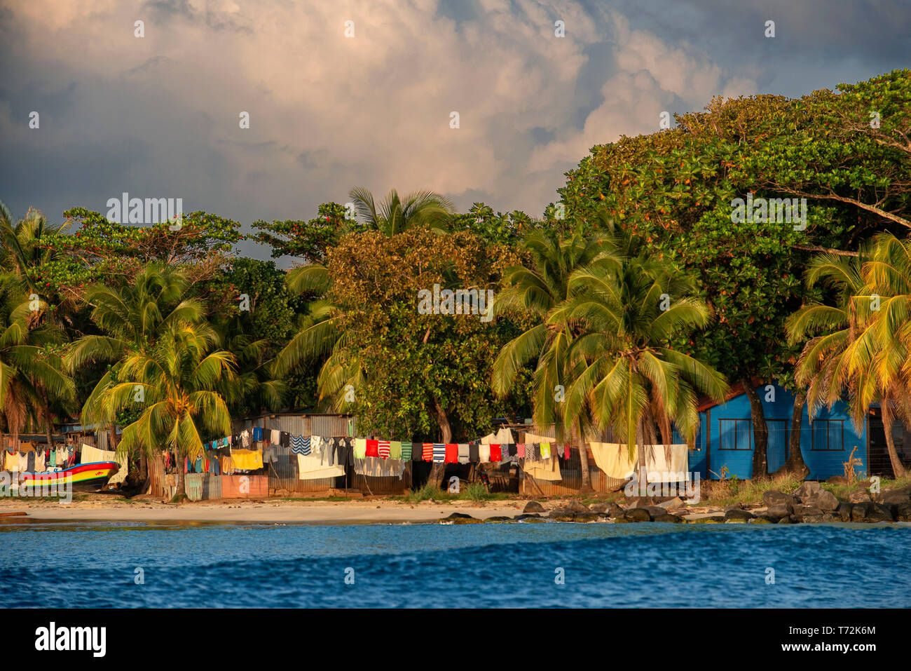 La popolazione locale case davanti alla spiaggia di Corn Island, il Mare dei Caraibi, Nicaragua, centrale Foto Stock