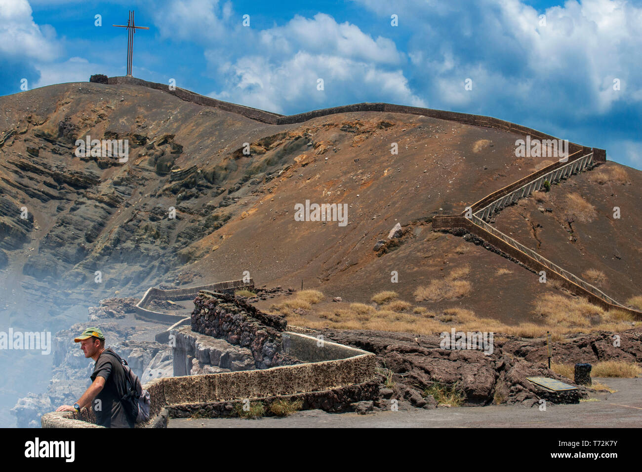 Nicaragua, Vulcano Masaya, aka Popogatepe. Turisti in cerca oltre il bordo del fumante cratere di Santiago. Popogatepe (la montagna che brucia). Nicar Foto Stock
