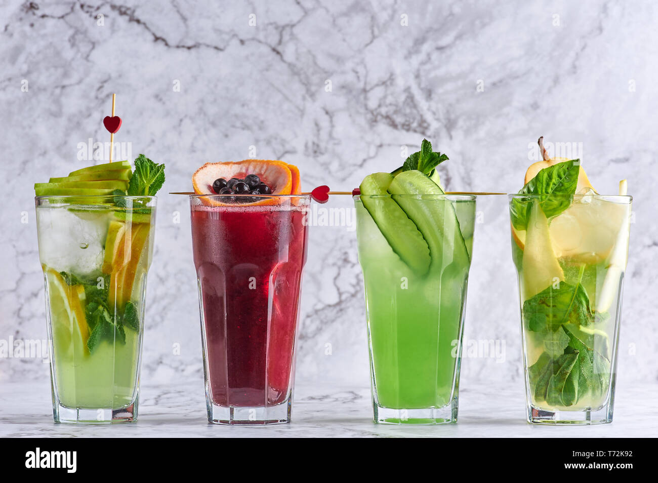 Deliziose bibite estive. detox cocktail concetto. sano partito organico bevande. ROSSO VERDE GIALLO cocktail. Spazio di copia Foto Stock