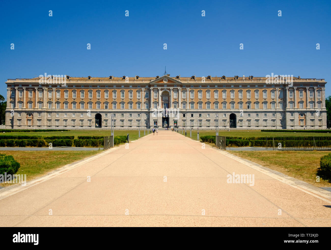 Il 'Reggia di Caserta', di cui potete vedere la facciata anteriore, è stata la più grande residenza reale nel mondo. Ora è possibile visitare il palazzo e Foto Stock
