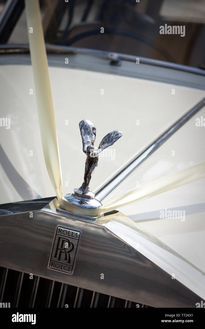 Una Rolls Royce auto fotografati a un matrimonio con nastro. Foto Stock