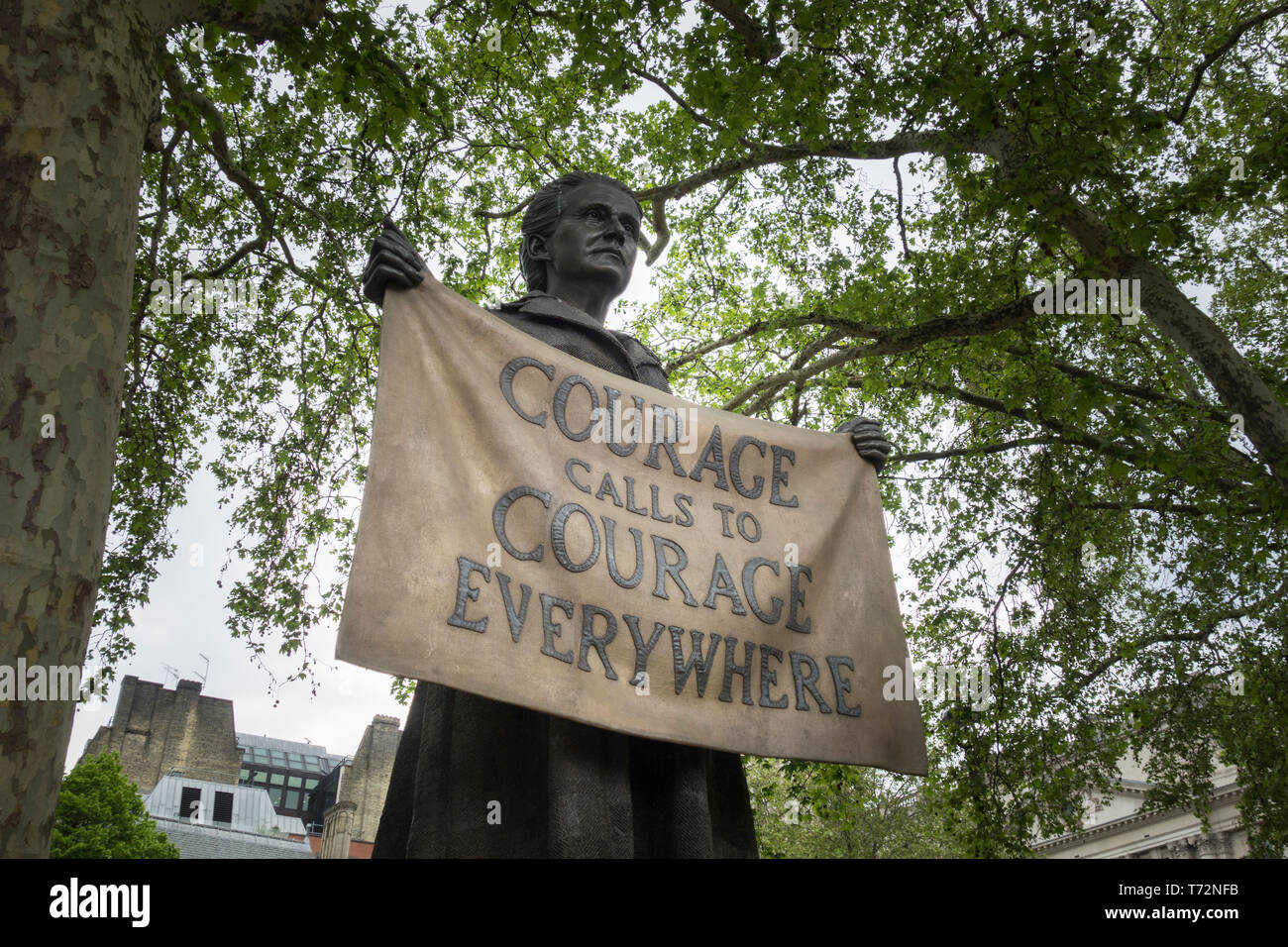 "Coraggio chiamate al coraggio ovunque' - Gillian indossando la statua in bronzo di Millicent Fawcett in piazza del Parlamento, London, England, Regno Unito Foto Stock