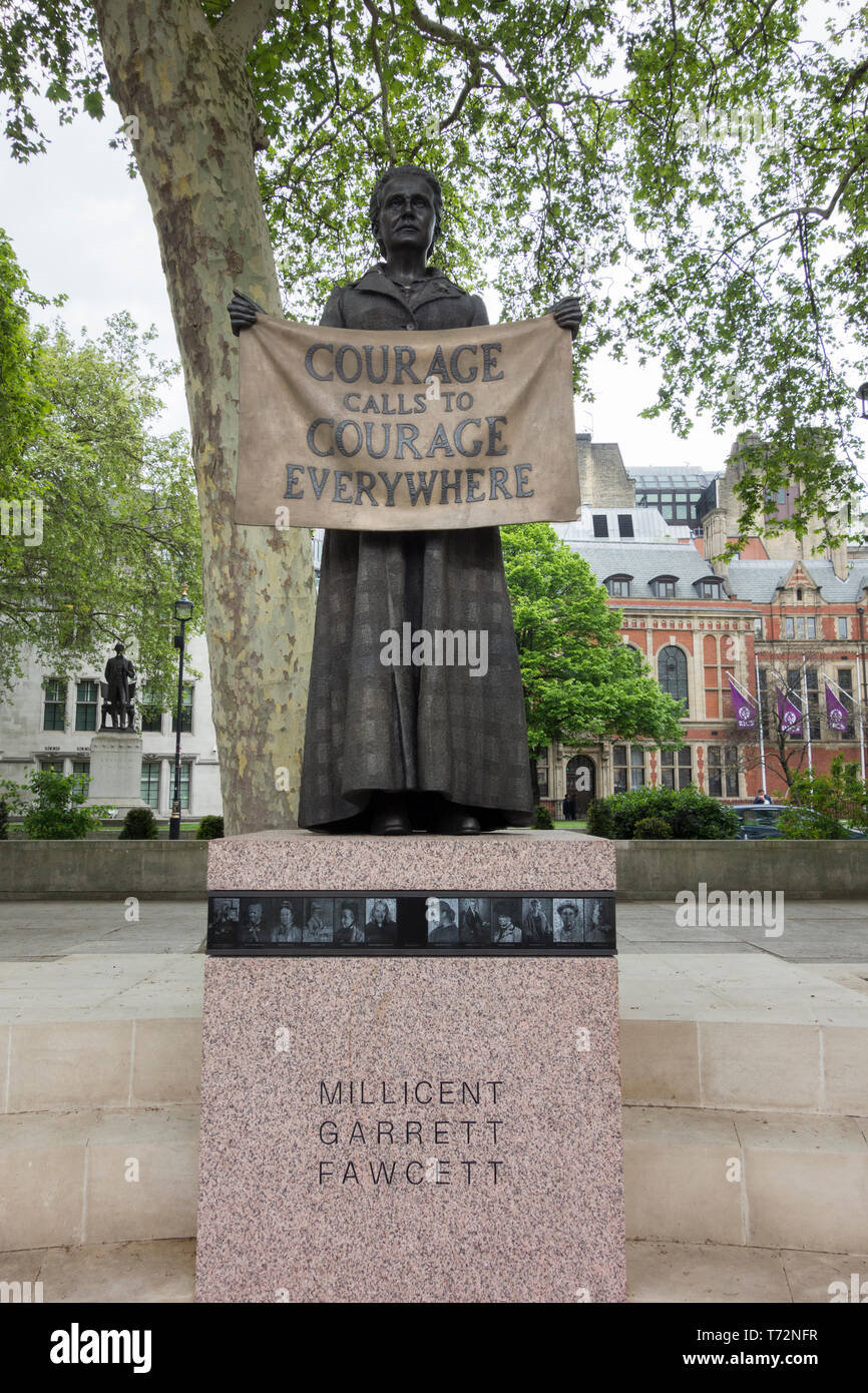 "Coraggio chiamate al coraggio ovunque' - Gillian indossando la statua in bronzo di Millicent Fawcett in piazza del Parlamento, London, England, Regno Unito Foto Stock