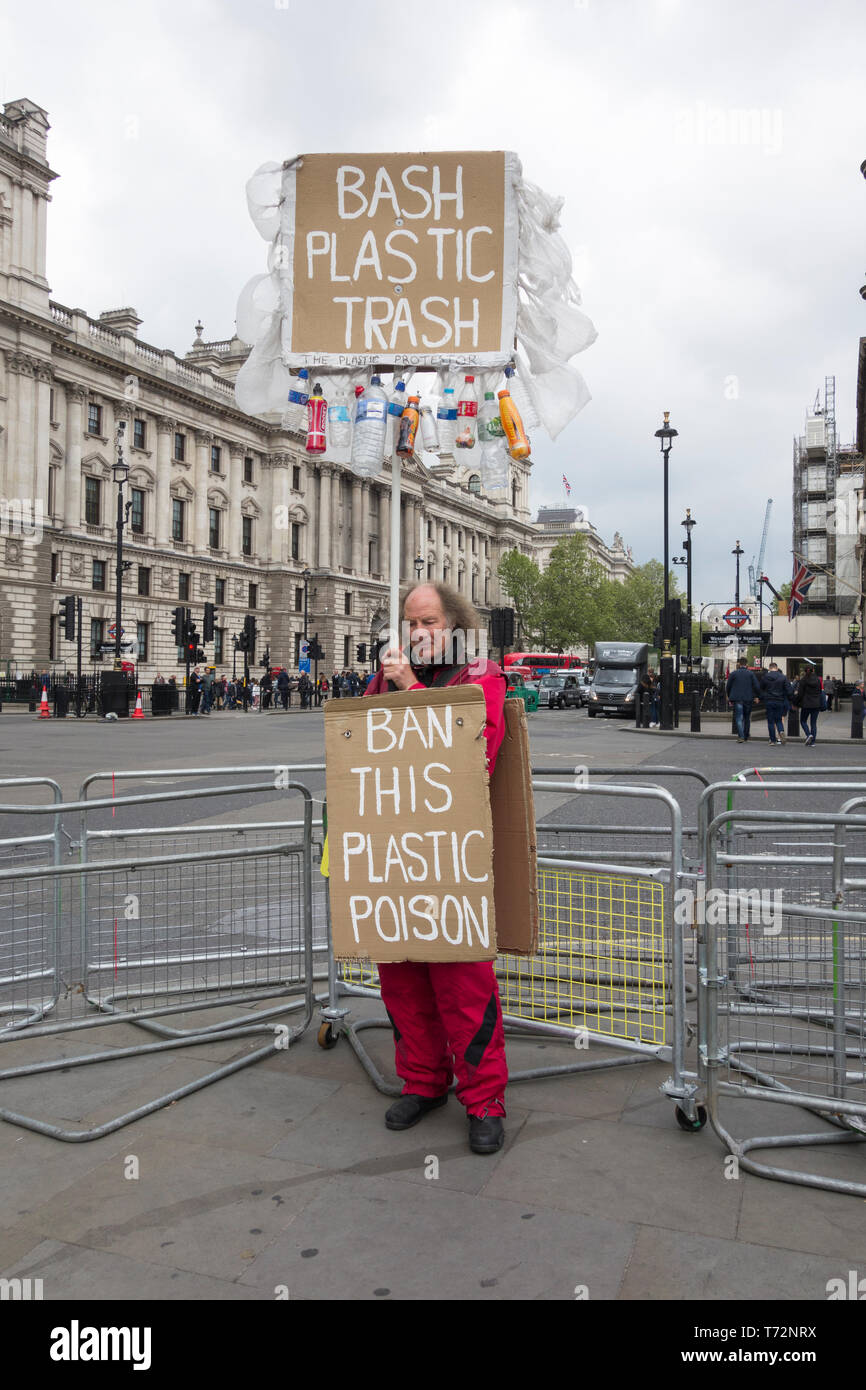 Un dimostratore solitario in piazza del Parlamento milita contro il veleno di plastica, London, Regno Unito Foto Stock