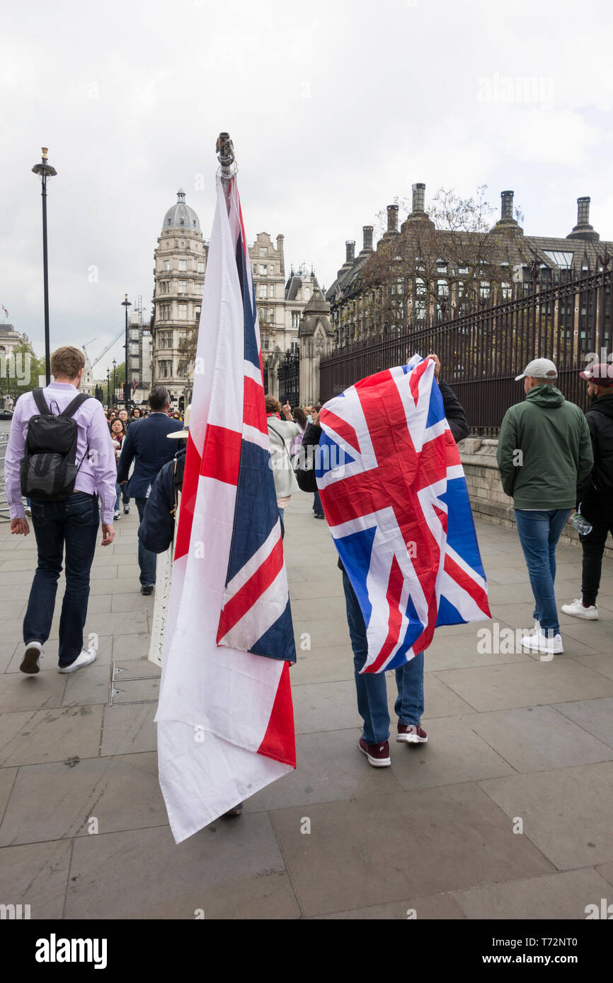 I manifestanti in piazza del Parlamento swathed in Unione Jack e la Bandiera di San Giorgio, London, Regno Unito Foto Stock