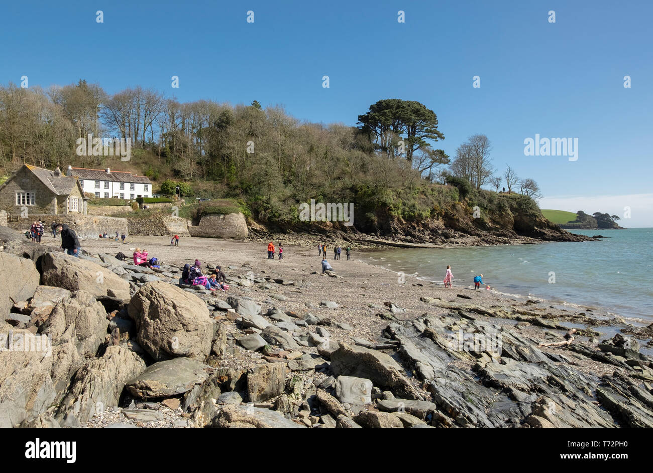 La gente sulla spiaggia presso il villaggio di Durgan, sul fiume Helford estuario, Cornwall, Inghilterra Foto Stock