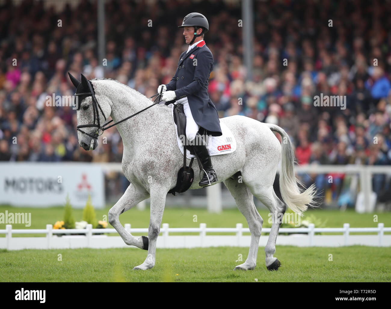 Gran Bretagna Oliver Townend sulla classe Ballaghmor compete in dressage durante il giorno tre del 2019 Mitsubishi Motors Badminton Horse Trials a Badminton station wagon, nel Gloucestershire. Foto Stock