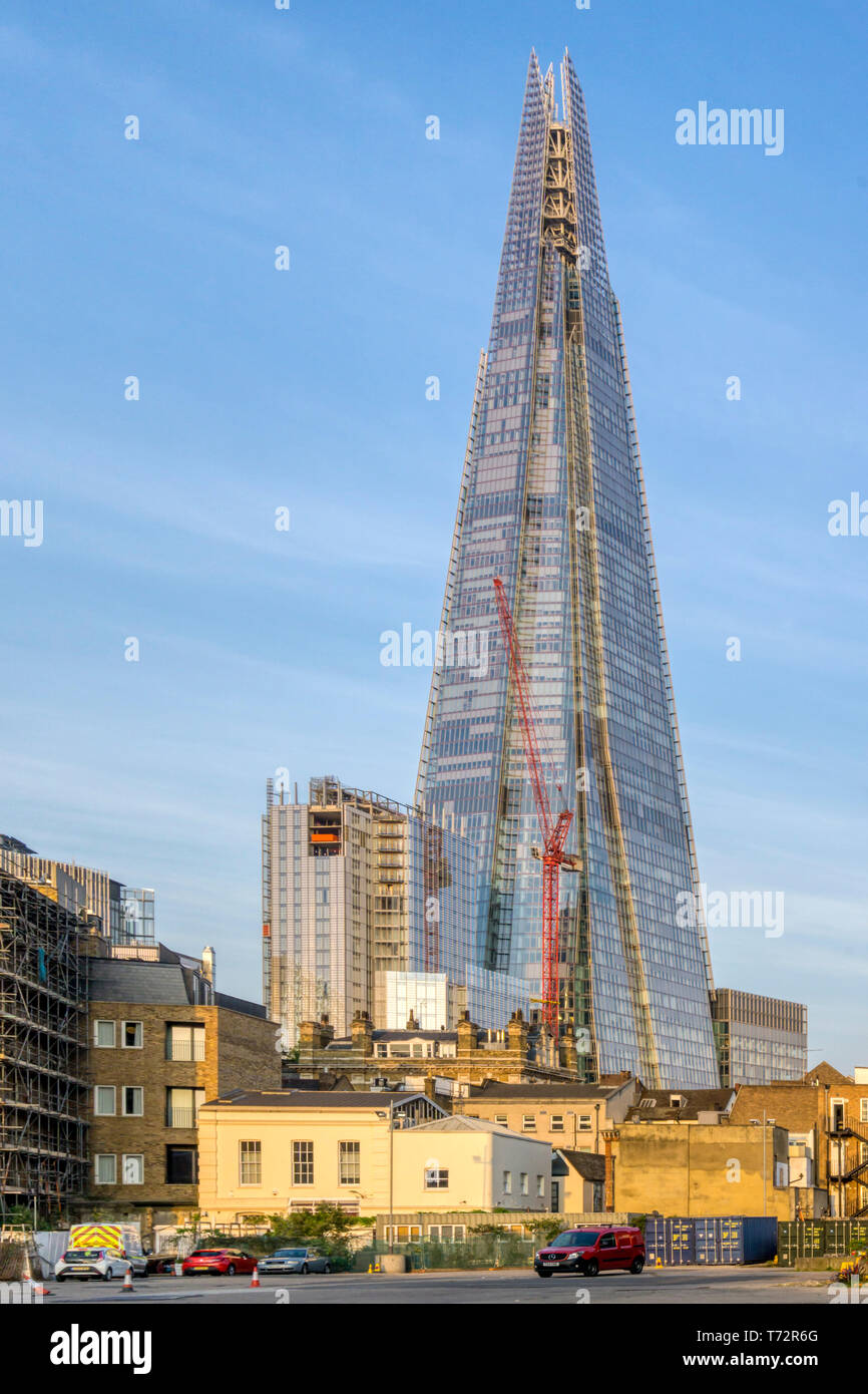 L'ufficio di Shard grattacielo a Southwark torreggia su edifici circostanti. Foto Stock