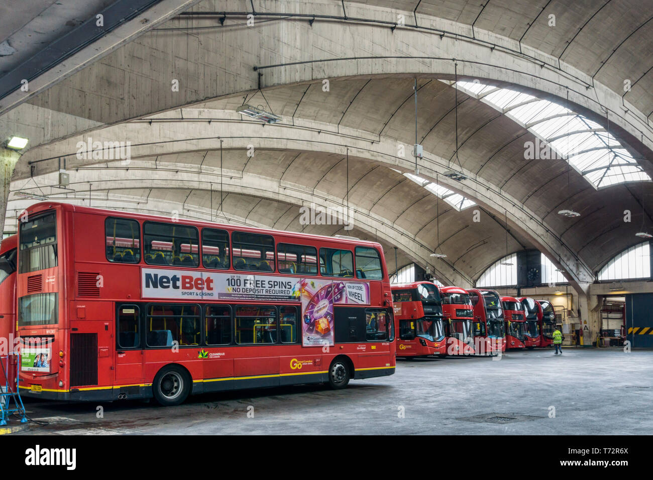 Il Grade II * elencati, cemento armato Stockwell bus garage era più grande dell'Europa tetto non supportato span quando è stato inaugurato nel 1952. Foto Stock