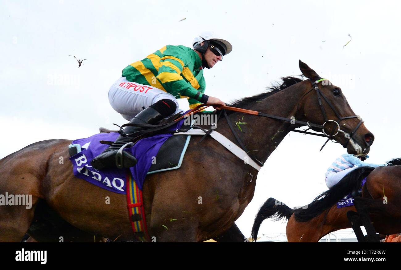 Buveur d'aria e Davy Russell (seconda a sinistra) vincere il grado 1 Betdaq Campione Hurdle durante il giorno quattro del Punchestown Festival di Punchestown Racecourse, nella contea di Kildare, Irlanda. Foto Stock