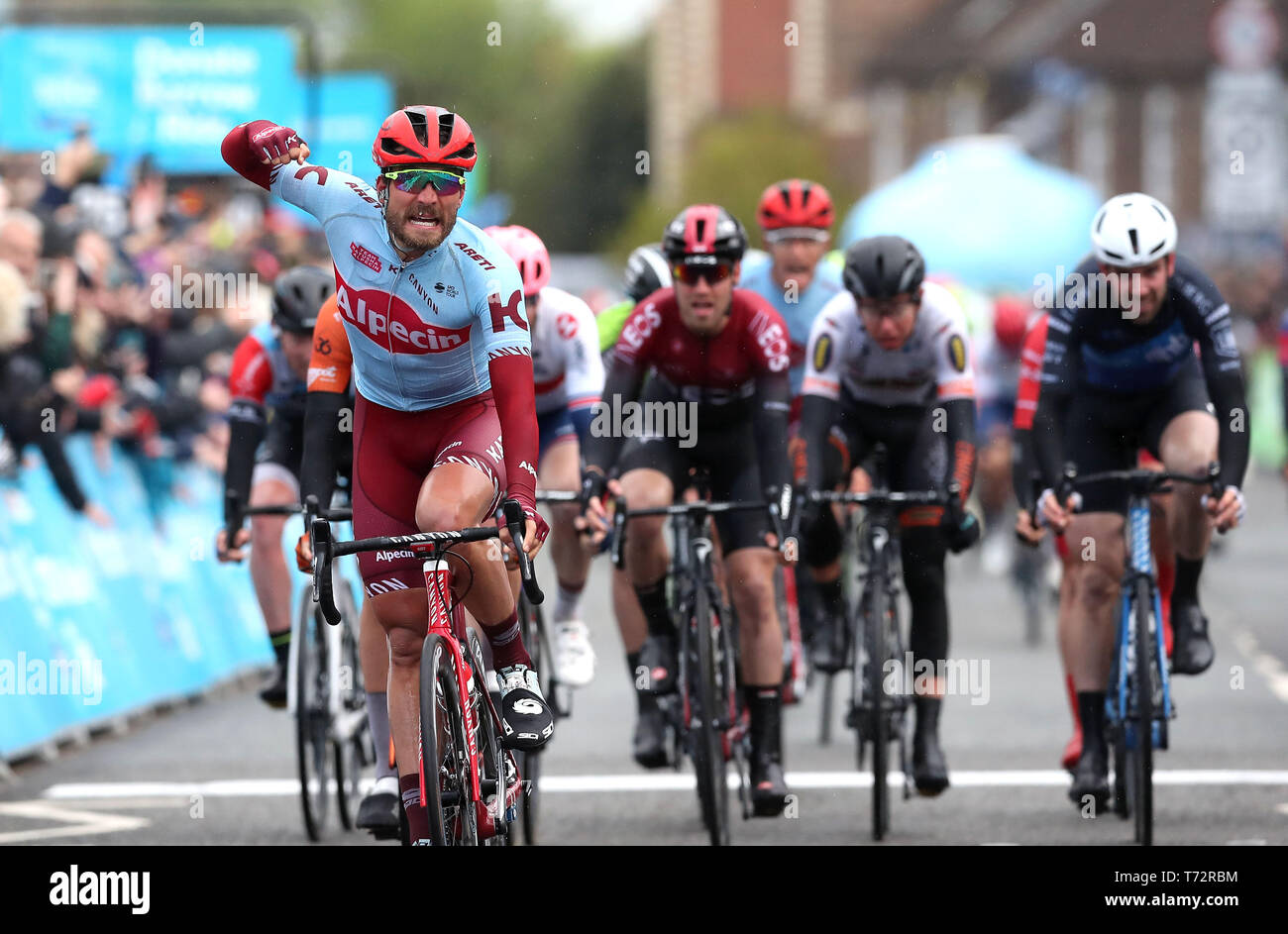 Team Katusha Alpecin's Rick Zabel attraversa la linea del traguardo per vincere la fase due del Tour de Yorkshire. Foto Stock