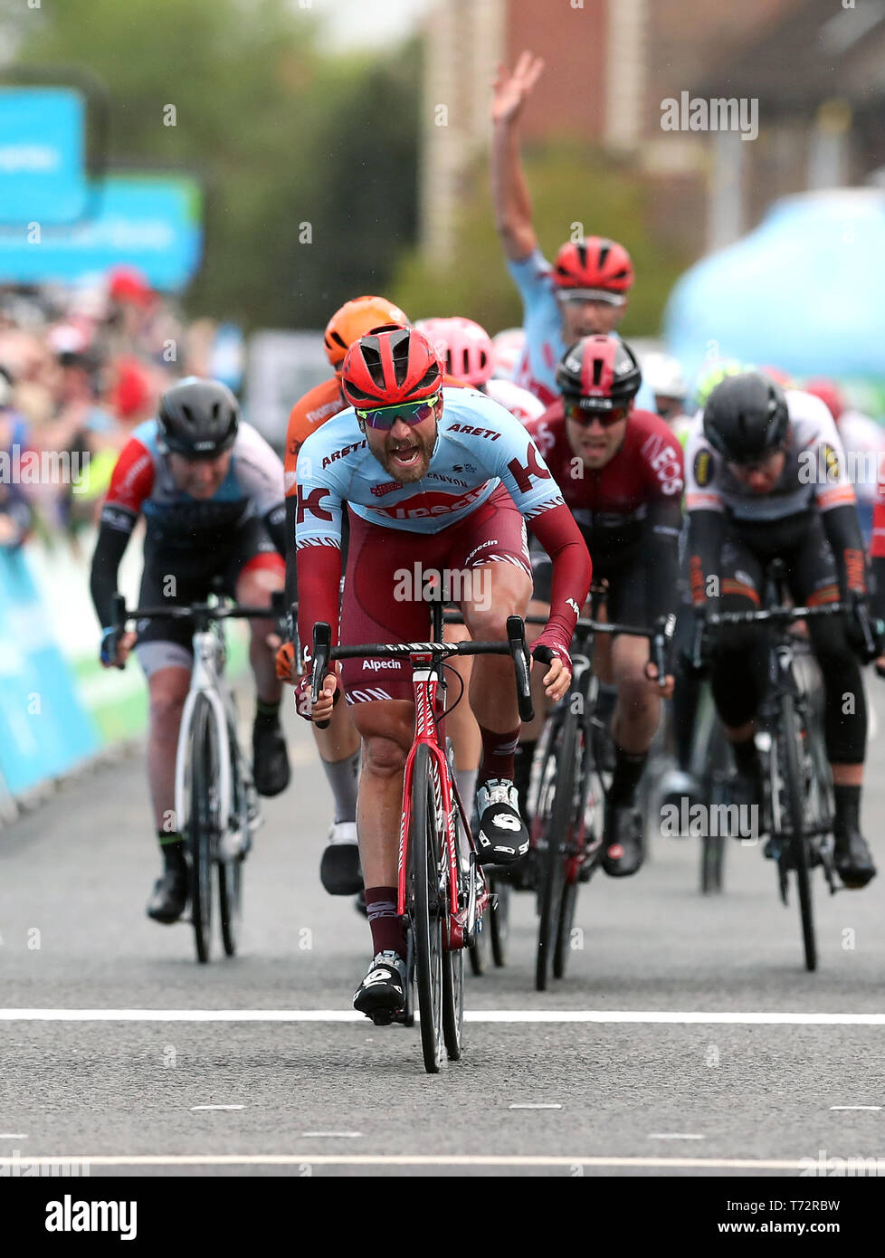 Team Katusha Alpecin's Rick Zabel attraversa la linea del traguardo per vincere la fase due del Tour de Yorkshire. Foto Stock
