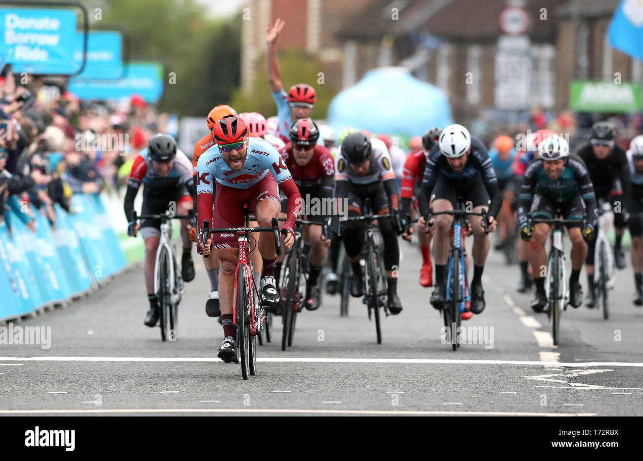 Team Katusha Alpecin's Rick Zabel attraversa la linea del traguardo per vincere la fase due del Tour de Yorkshire. Foto Stock